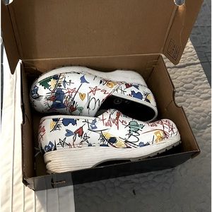 Size 7 Sketchers Women’s slip resistant work clogs